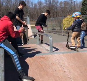 Skaters Teach 5 Year Old Boy to Skate