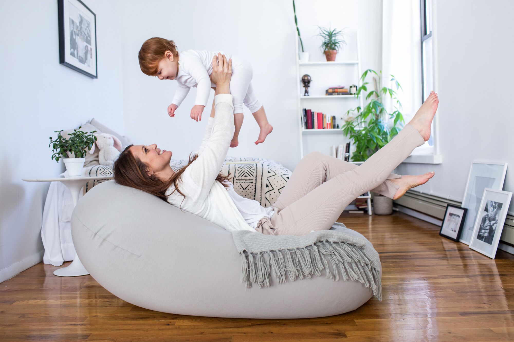 Moon Pod, A Lightweight Ergonomic Beanbag That Forms Into Three