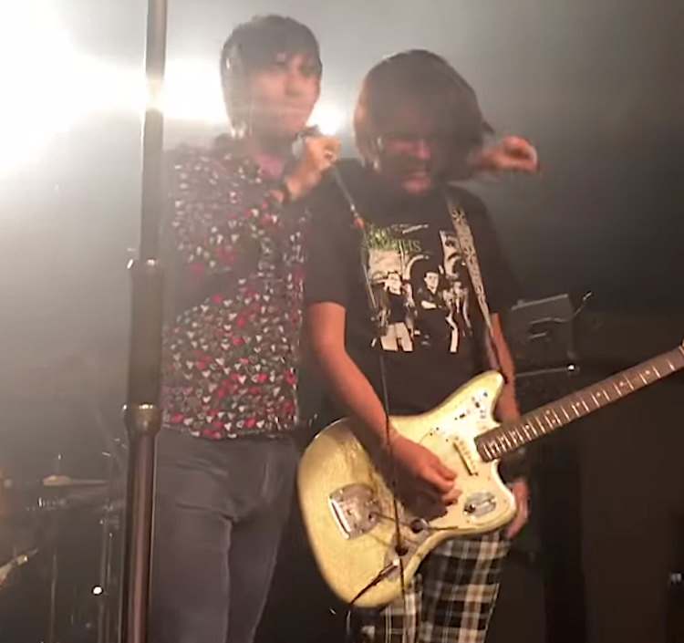 Johnny-Marr-invites-fan-onstage-to-accom