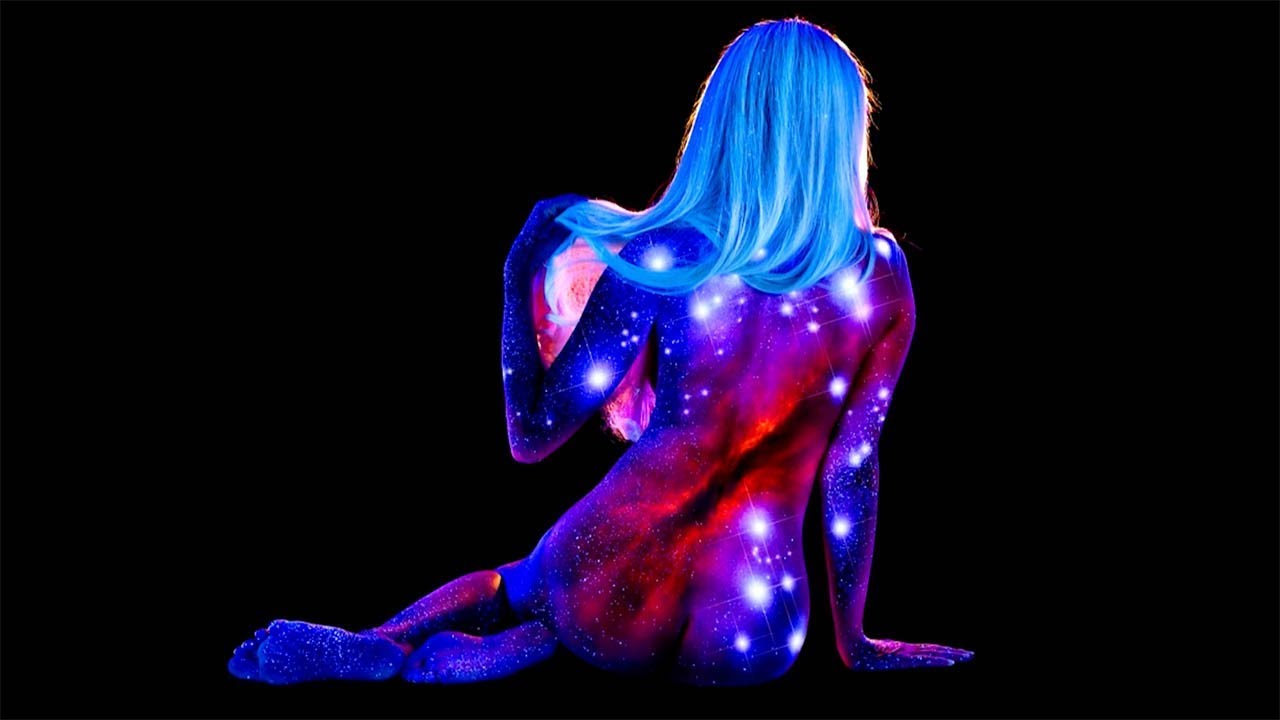 Blacklight-Scenes-Painted-on-Naked-Bodie