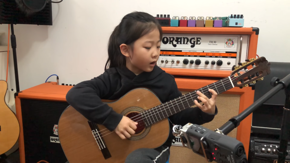 Six Year Old Girl Plays Fly Me to the Moon Classical Guitar