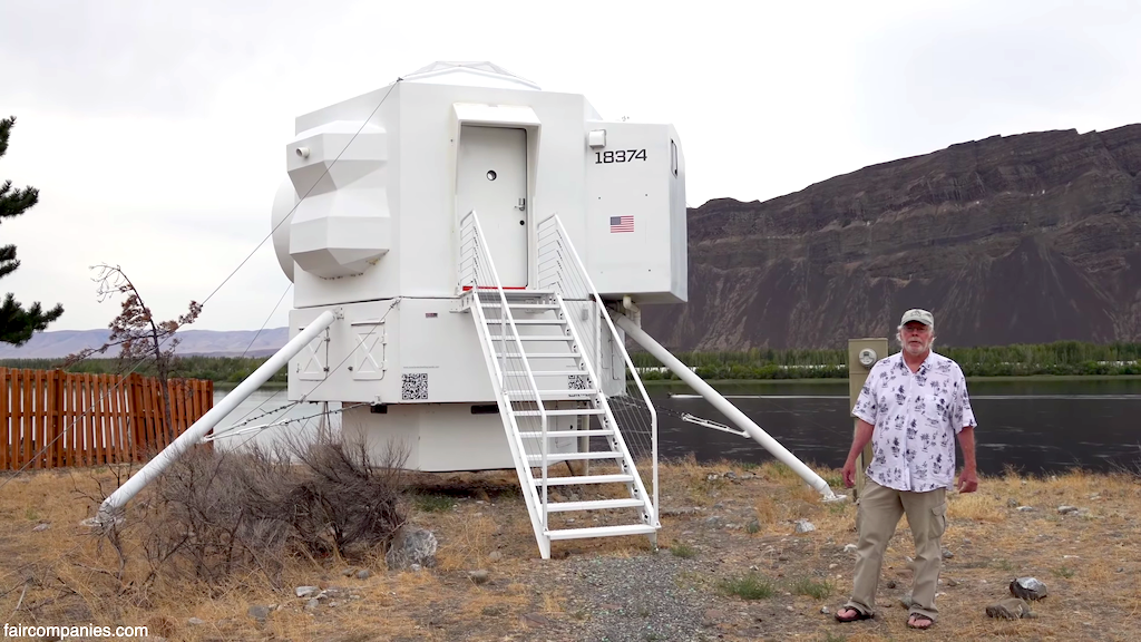 Apollo-Lunar-Lander-Tiny-Home.png