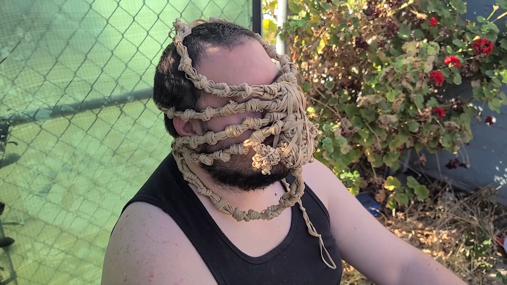 Rubber-Band-Alien-Face-Hugger-DIY-.png