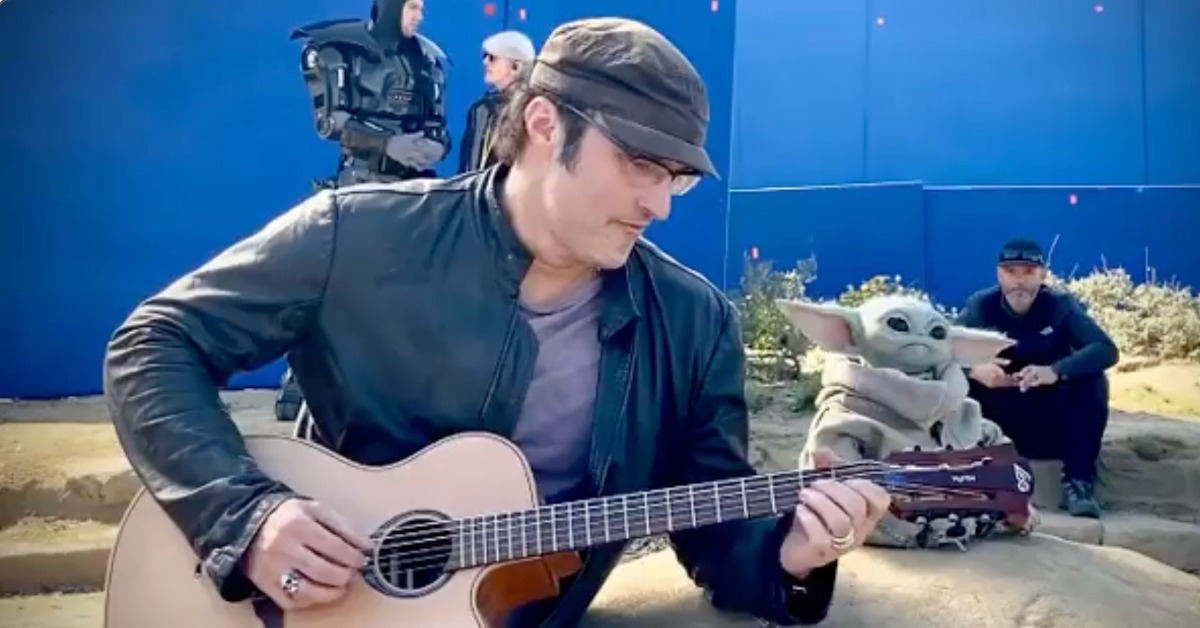 Robert-Rodriguez-Serenades-Baby-Yoda.jpe