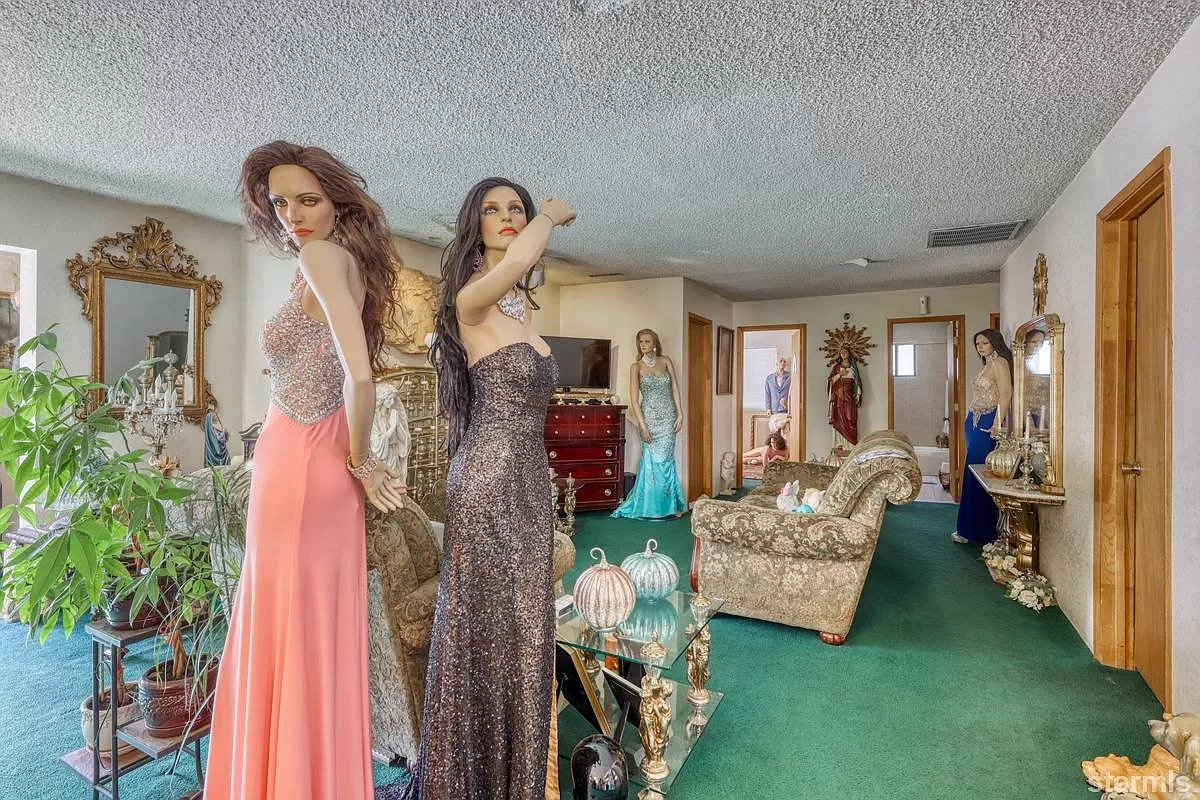 House for Sale Mannequins Front Room