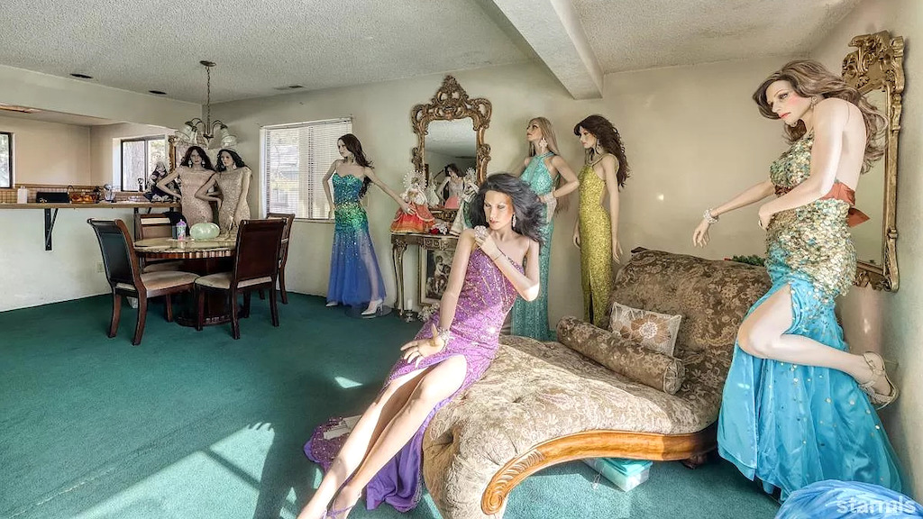 House-for-Sale-Mannequins-Living-Room-1.