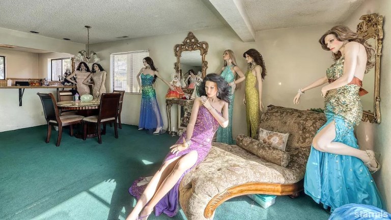 House for Sale Mannequins Living Room