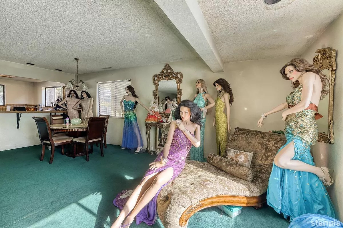 House for Sale Mannequins Living Room