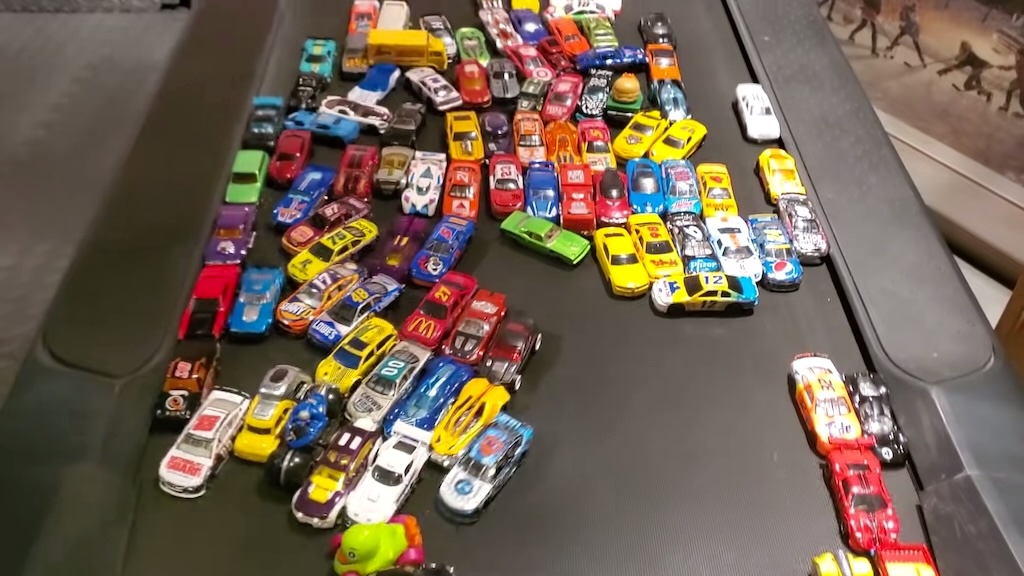 100 Hot Wheels Race in a Treadmill Demolition Derby