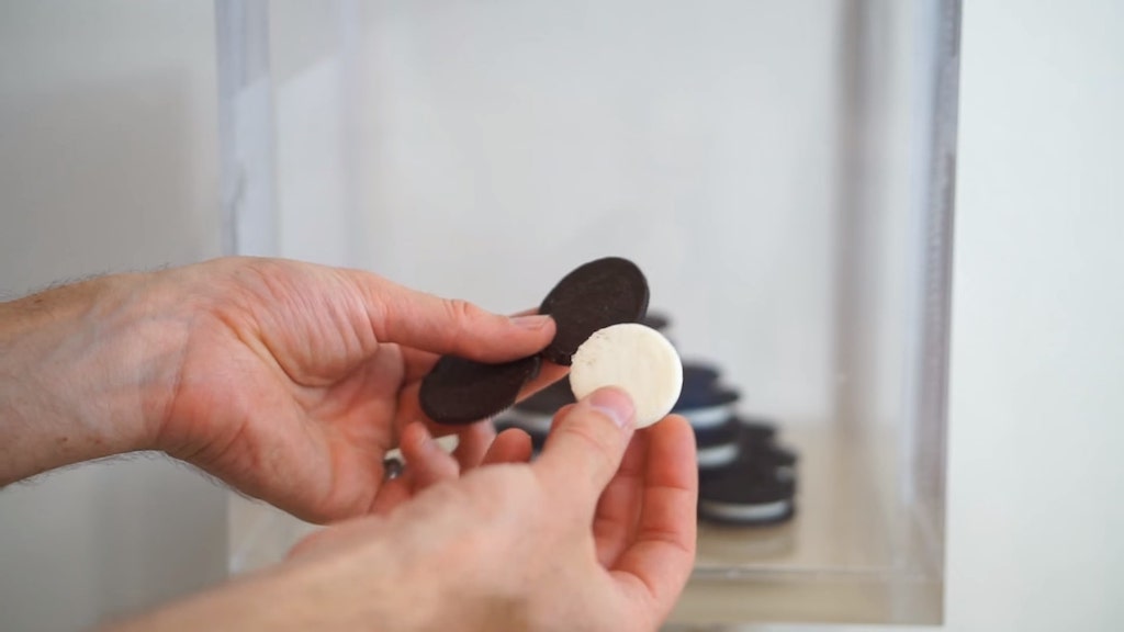 How to Perfectly Separate Each Layer of an Oreo Cookie With a Vacuum