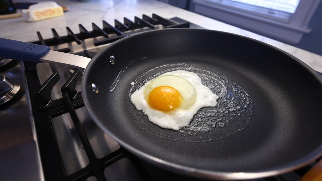 Helpful Hints for Cooking Eggs in a Pan