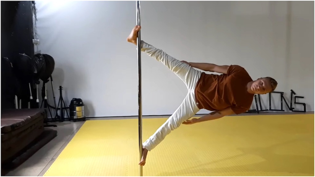 World Pole Champion Becomes a Human Flag Using Incredible Coordination and Strength