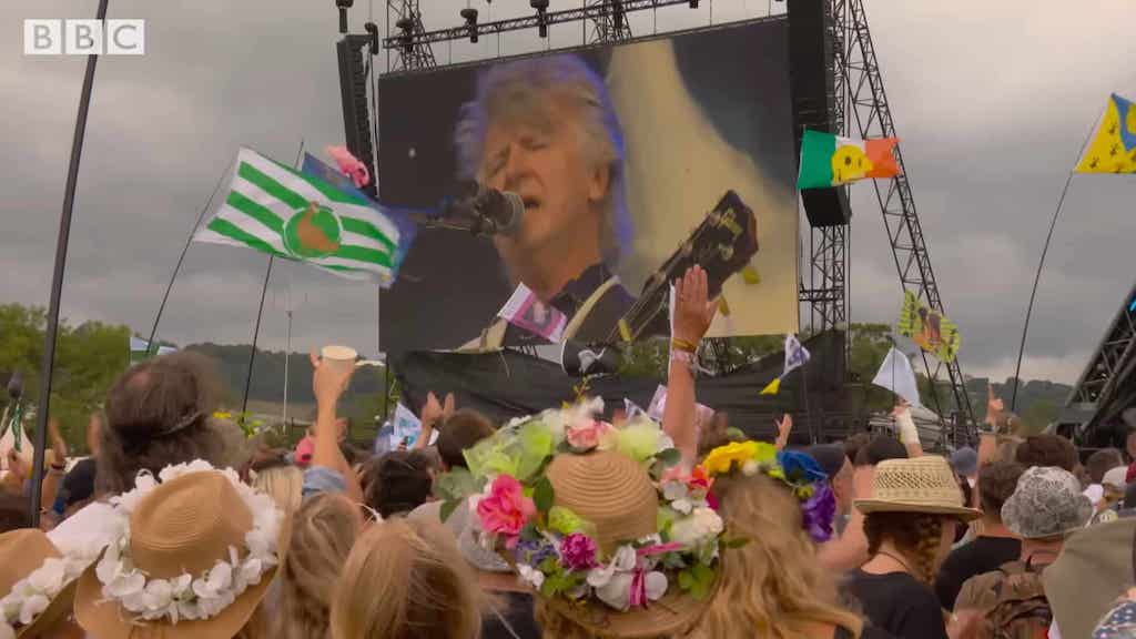Crowded House Performs ‘Don’t Dream Its Over’ to a Giant Crowd at Glastonbury 2022