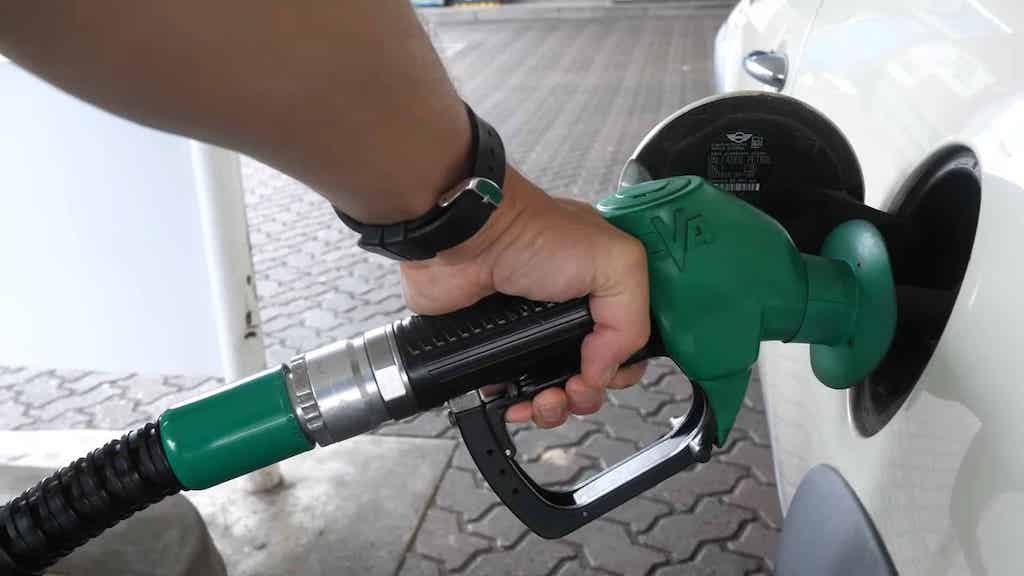 How Gas Pumps Know When To Turn Themselves Off   How Gas Pumps Know To Shut Off 