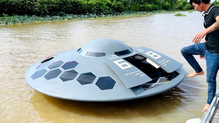 Flying Saucer Boat