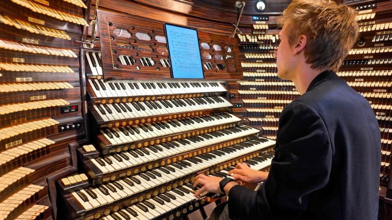 Pirates of Caribbean on Worlds Largest Organ