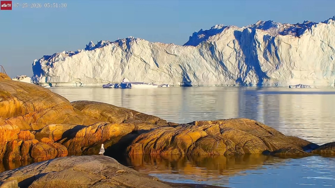 A Stunning Timelapse of a Colossal Iceberg Collapsing and Flipping Over in Ilulissat, Greenland