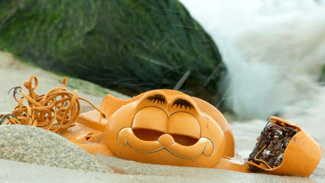 Garfield Phones Normandy France