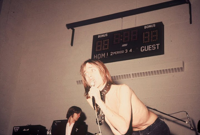 gek Meting helling Photos: Iggy Pop and the Stooges Playing at a High School in 1970