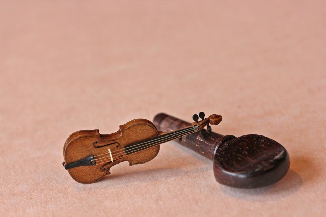 Miniature violin by David Edwards