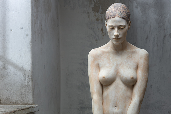 Stunningly life-like wooden figure sculptures by Bruno Walpoth